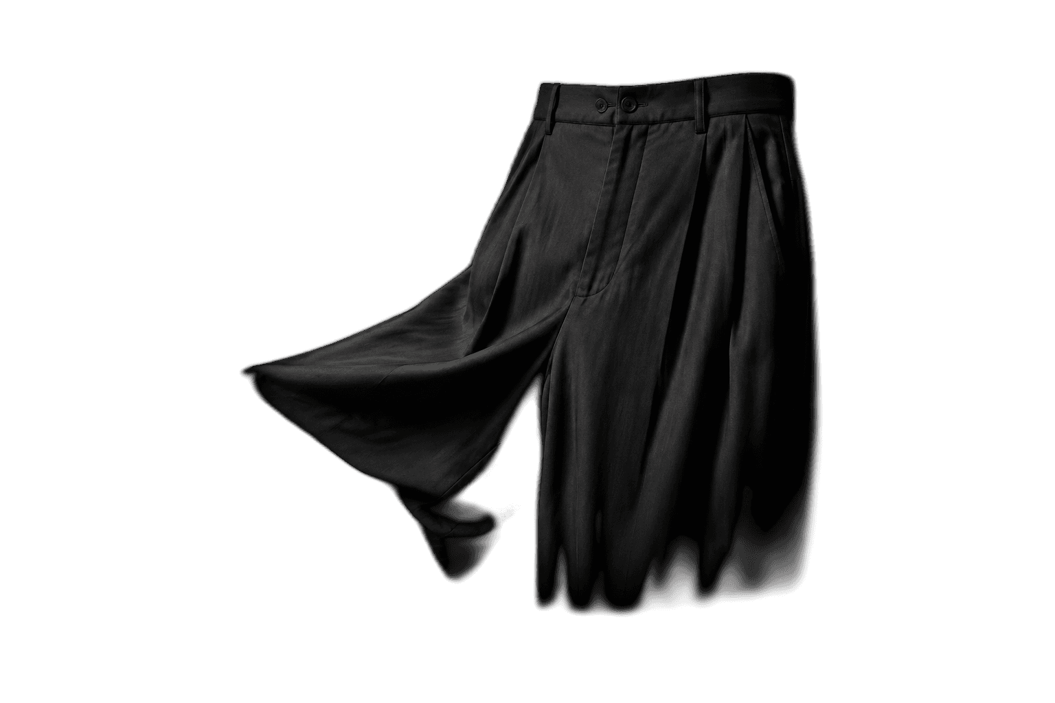 Pliegues ligeros de un pantalón amplio de algodón